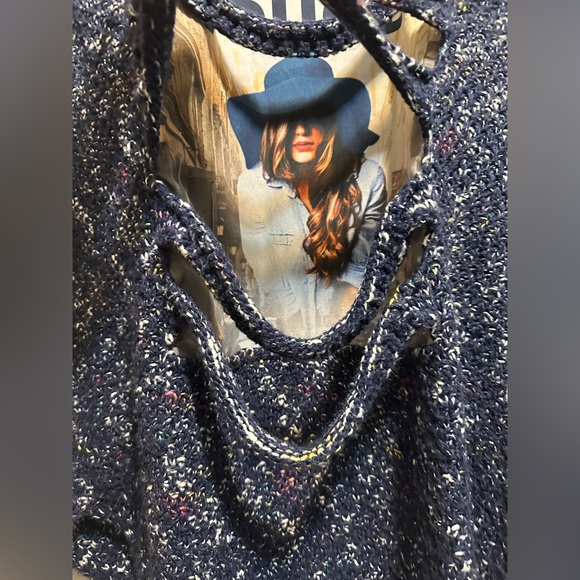 Sweater With Front Cutting - Picture 2 of 4